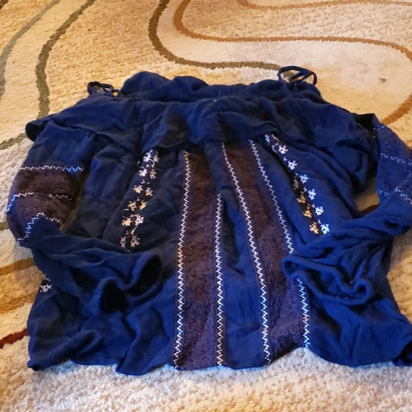 American Eagle Outfitters Tops - Cold shoulder top